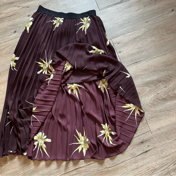 H&M Accordion Midi Skirt - Picture 2 of 3